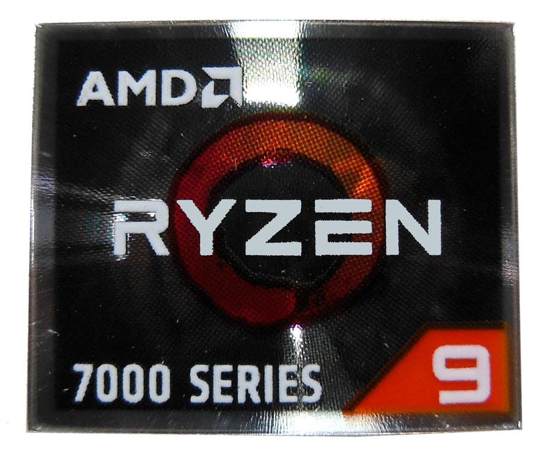 Peut inclure: Autocollant noir et rouge AMD Ryzen 9 S&eacute;rie 7000. Le logo AMD est blanc, au-dessus du texte blanc "RYZEN". Le chiffre "9" est dans un rectangle rouge. Le fond est noir avec un motif textur&eacute;.