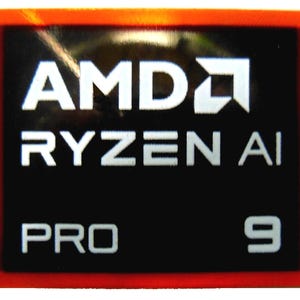 Pu&ograve; includere: Un adesivo rettangolare con sfondo nero e testo bianco. Il testo include "AMD", "RYZEN AI", "PRO" e il numero "9". L'adesivo ha un bordo rosso.