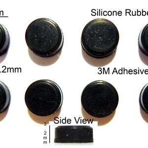 Puede incluir: Ocho pies redondos de goma de silicona negra con respaldo adhesivo 3M. Los pies tienen un diámetro de 7,9 mm y una altura de 3,2 mm. También se muestra una vista lateral de un pie.