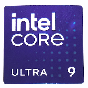 Puede incluir: Una pegatina cuadrada azul oscuro con las palabras "intel CORE ULTRA 9" en letras blancas. La pegatina tiene un sutil patrón de pequeños cuadrados azul claro en el fondo.