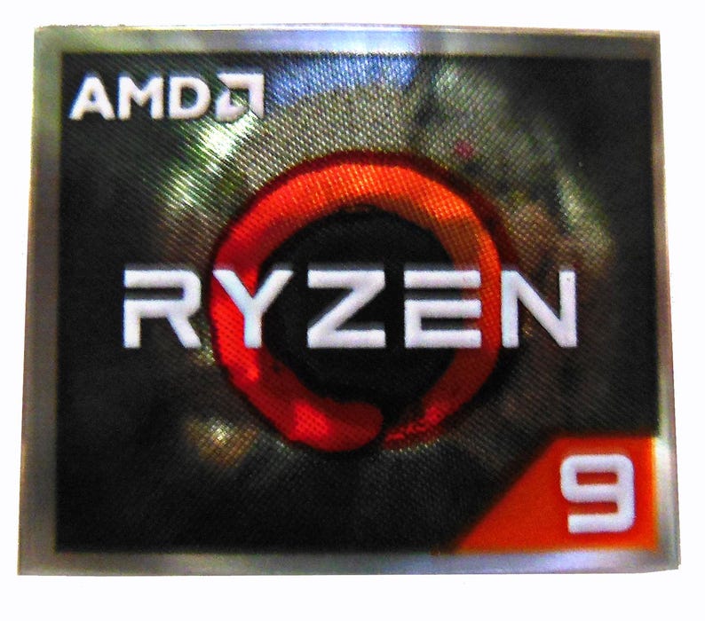 K&ouml;nnte beinhalten: Rechteckiger Aufkleber mit dem wei&szlig;en AMD-Logo, dar&uuml;ber das Wort "RYZEN" in Wei&szlig; und ein rotes kreisf&ouml;rmiges Design in der Mitte. Die Zahl "9" ist wei&szlig; auf orangefarbenem Hintergrund. Der Hintergrund ist schwarz.
