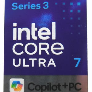 Puede incluir: Una pegatina rectangular con fondo azul oscuro que presenta el texto blanco Series 3, intel CORE ULTRA y el número 7 en azul claro. Un pequeño icono cuadrado con un patrón de degradado multicolor se sitúa junto al texto negro Copilot+PC.