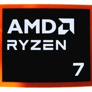 Peut inclure: Autocollant rectangulaire avec un fond noir et un bord orange. Le texte blanc indique "AMD RYZEN 7". Le logo AMD est également blanc. L'autocollant est probablement pour un composant informatique.