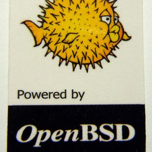 Adesivo Powered by OpenBSD (Linux) 19 x 28 mm / 3/4&quot; x 1 1/8&quot; [408]