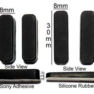 Puede incluir: Primer plano de dos piezas de goma negra, cada una mide 8 mm de ancho y 30 mm de largo. Las piezas están etiquetadas como "Vista lateral". Debajo de las piezas hay dos tiras negras, una etiquetada como "Adhesivo Sony" y la otra como "Goma de silicona". La tira adhesiva mide 3,7 mm de ancho y la tira de goma mide 3 mm de ancho.