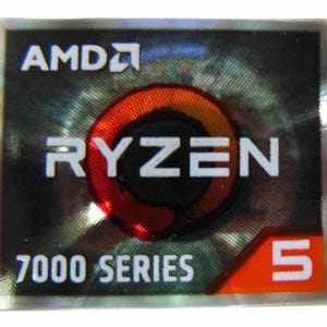 Puede incluir: Una pegatina rectangular AMD Ryzen 7000 Series 5. El logotipo de AMD est&aacute; en la esquina superior izquierda. La palabra "RYZEN" est&aacute; en blanco sobre un dise&ntilde;o circular rojo y negro. El n&uacute;mero "5" est&aacute; en un cuadro rojo y naranja.