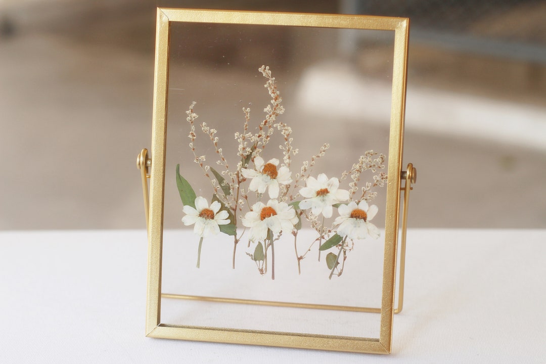Vintage PRESSED FLOWERS in frame of gold in seconds - Craftionary