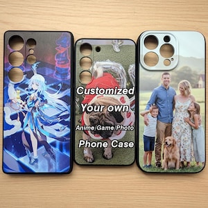 Op de afbeelding: Drie telefoonhoesjes met unieke ontwerpen. Eén hoesje toont een blauw anime-personage, een ander heeft een mopshond in kostuum en de laatste toont een familiefoto. De hoesjes zijn zwart en wit.