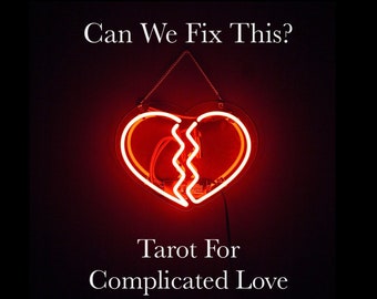 Puede incluir: Un letrero de neón con forma de corazón roto, iluminado con un brillo naranja brillante, cuelga sobre un fondo oscuro. El letrero está suspendido por una cadena. El texto de arriba dice "Can We Fix This?" y debajo, "Tarot For Complicated Love."