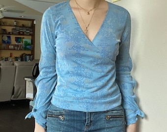 Vintage 1990er Hellblaues Florales Surplice Long Sleeve Top von Charlotte Russe