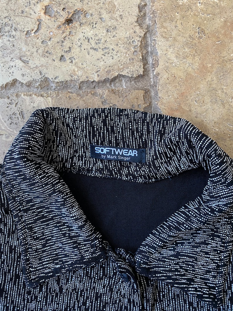 K&ouml;nnte beinhalten: Schwarz-wei&szlig; gemustertes Hemd mit Kragen und Knopfleiste. Das Hemd hat ein Etikett mit der Aufschrift "SOFTWEAR by Mark Singer".