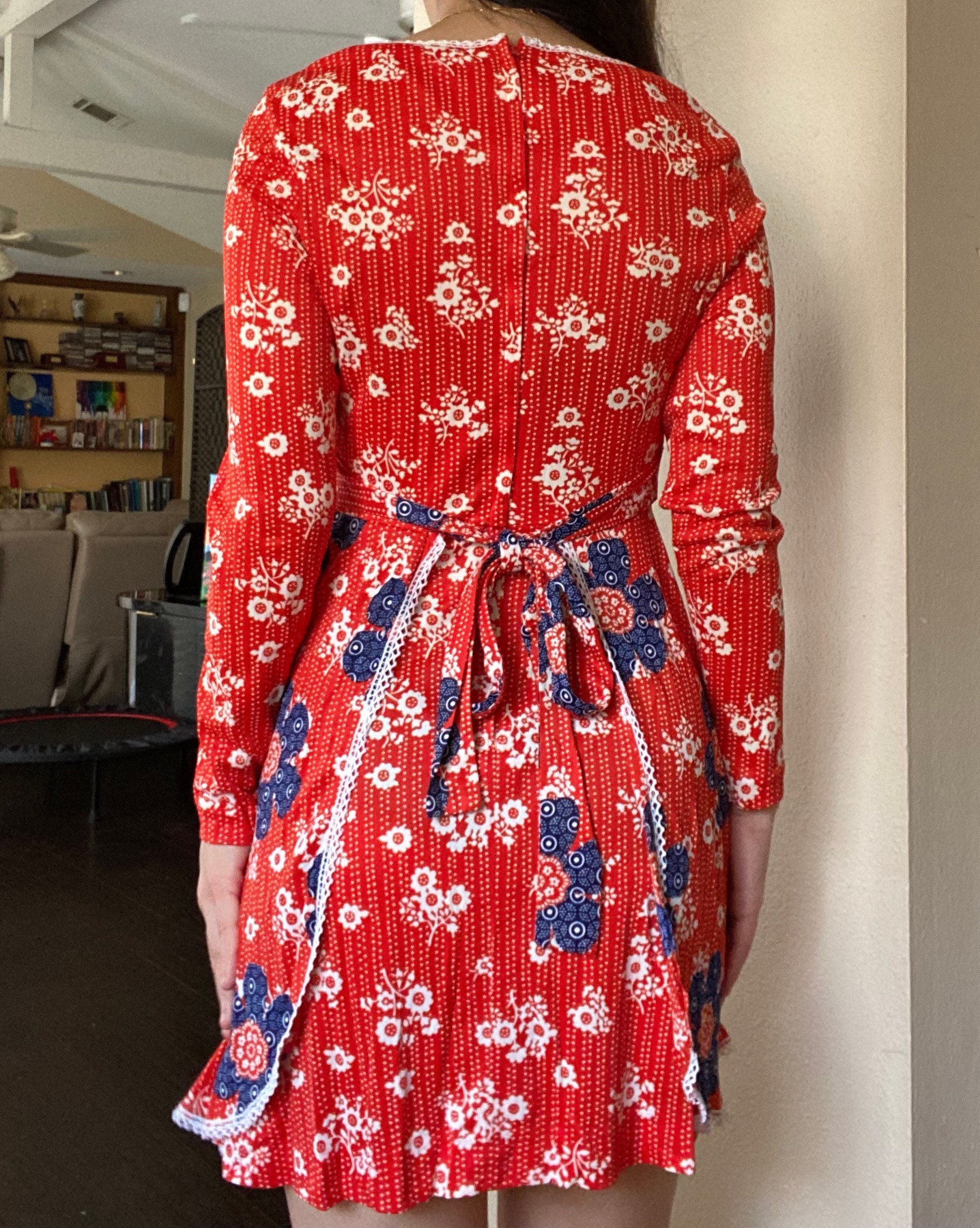 70年代の赤、白、青の花柄エプロンスタイルのミニドレス - Etsy 日本