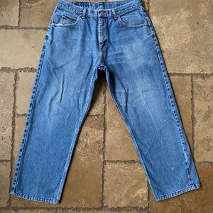 K&ouml;nnte beinhalten: Eine blaue Jeanshose mit geradem Bein.