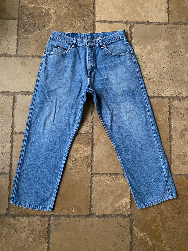 K&ouml;nnte beinhalten: Eine blaue Jeanshose mit geradem Bein.