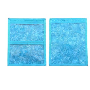 Pu&ograve; includere: Due organizer rettangolari in tessuto blu turchese brillante con un motivo floreale paisley tono su tono. Un organizer presenta due tasche orizzontali in plastica trasparente, l'altro &egrave; una tasca singola aperta, entrambi con bordo blu coordinato.