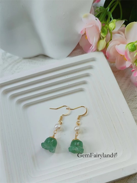 スズラン翡翠のダングルイヤリング：ヴィンテージゴールドメッキパール