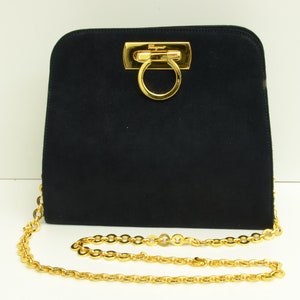 Authentique Salvatore Ferragamo Gancini Logo Purse Gold Plated Fold Lock Black Suede vintage 2210030016