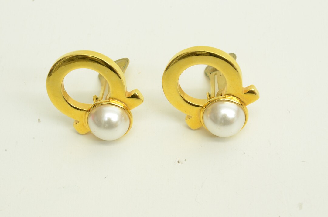 イヤリング FERRAGAMO PEARL GANCINI EARRINGS Gancini earrings with synthetic pearls - Women | Ferragamo
