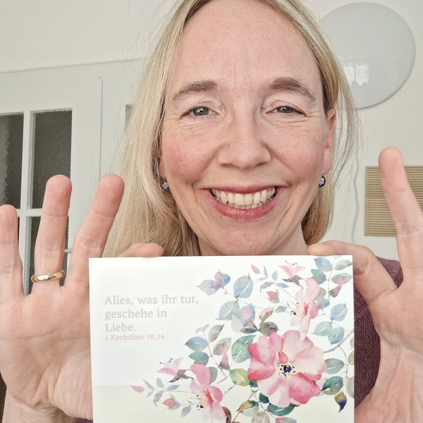 In Liebe, Postkarte zur Jahreslosung 2024, Postkarte Blumen, Karte Freundin Geburtstag, Kartenliebe