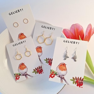Ohrring Serie „Geliebt“ – 4 Varianten zur Auswahl, Frühlingsschmuck mit Kolibri oder Honigwabe, Geschenk für Freundin zum Geburtstag