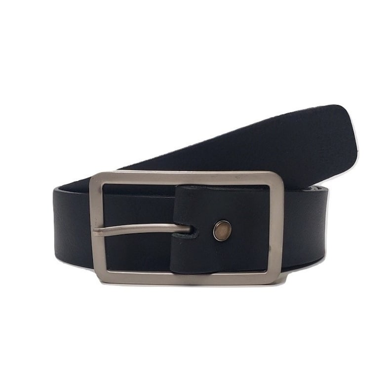 Peut inclure: Une ceinture en cuir noir avec une boucle argent&eacute;e. La ceinture est pli&eacute;e en deux et la boucle est visible.