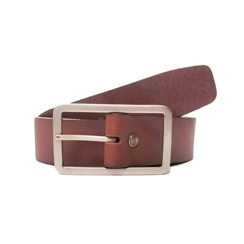 Peut inclure: Une ceinture en cuir marron avec une boucle argent&eacute;e. La ceinture est pli&eacute;e en deux et la boucle est visible.