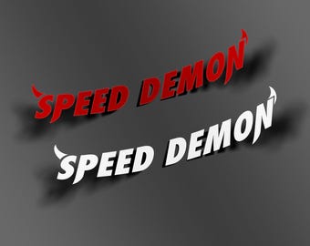 Może przedstawiać: Dwa naklejki winylowe z napisem "Speed Demon" w kolorze czerwonym i białym z rogami diabła.