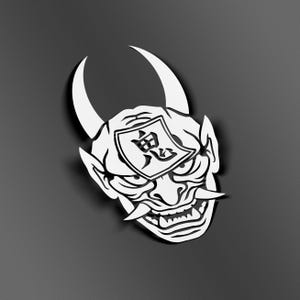 Può includere: Illustrazione stilizzata in bianco di una maschera Oni, un demone giapponese. La maschera presenta corna ricurve, denti affilati e un'espressione severa. Un emblema rettangolare con caratteri giapponesi è centrato sulla fronte. La maschera è su sfondo grigio scuro.