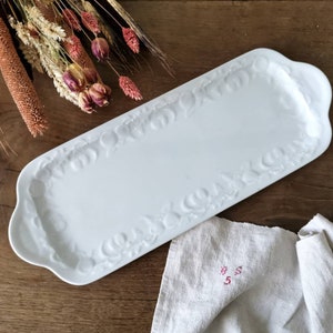 Stort porslinsfat i Limoges: Präglat tårtfat i vit järnsten