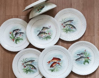 Ensemble de 6 assiettes de poisson avec bateau de sauce assortie, ensemble de poisson antique Français estampillé GIEN, décor en écaille de poisson gaufré, bordure crémeuse en or ironstone