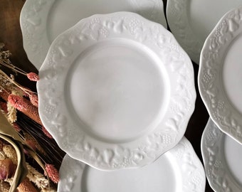 Français assiettes vintage / Porcelaine Blanche Philippe DESHOULIERES LIMOGES / Plats festonnés blancs avec décor en relief / Assiettes en relief