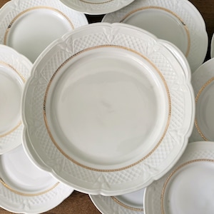 Prato de bolo vintage francês com 8 pratos de biscoitos correspondentes/porcelana branca com bordas douradas/decoração em relevo