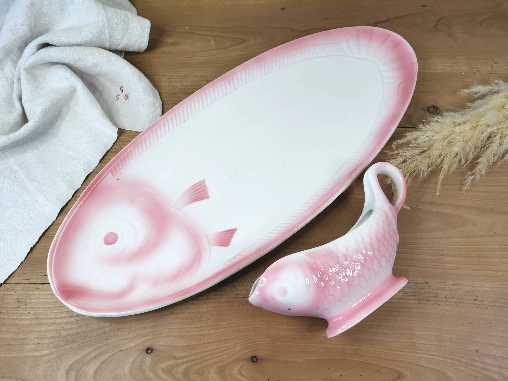 Grand Plateau de Service Poisson avec Son Bateau Sauce Assortie, Pierre Fer Rose et Blanche, Moulin 