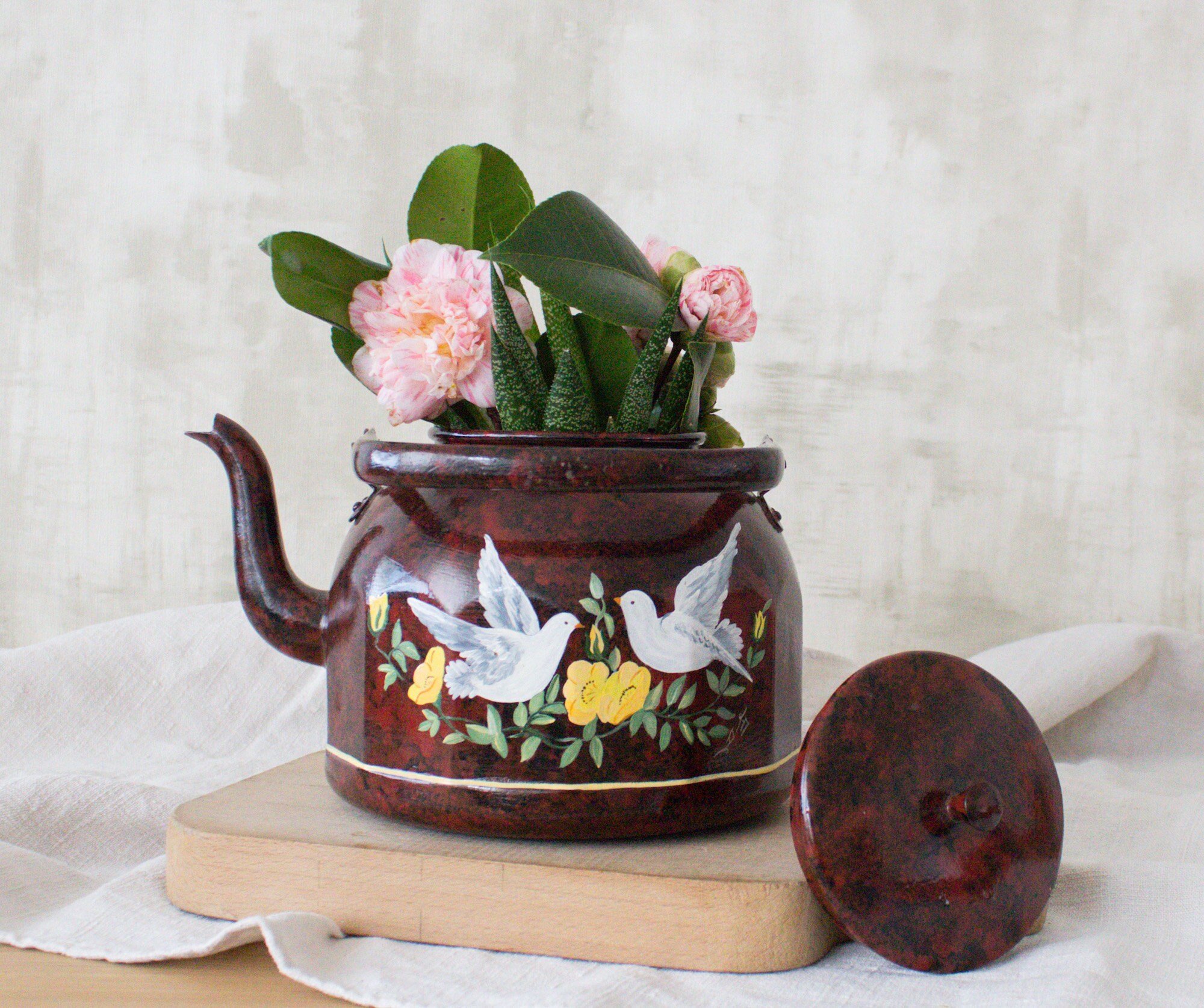 Vintage Français Bouilloire en Émail avec Décor de Colombes et Fleurs Jaunes, Bouilloire à Thé Rouge