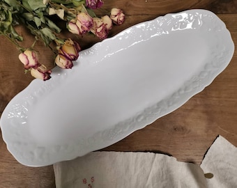 Extra große französische Vintage weiße Keramikplatte, geprägtes Dekor, überbackene Servierplatte, weiße ovale Platte aus Eisenstein, Fischplatte