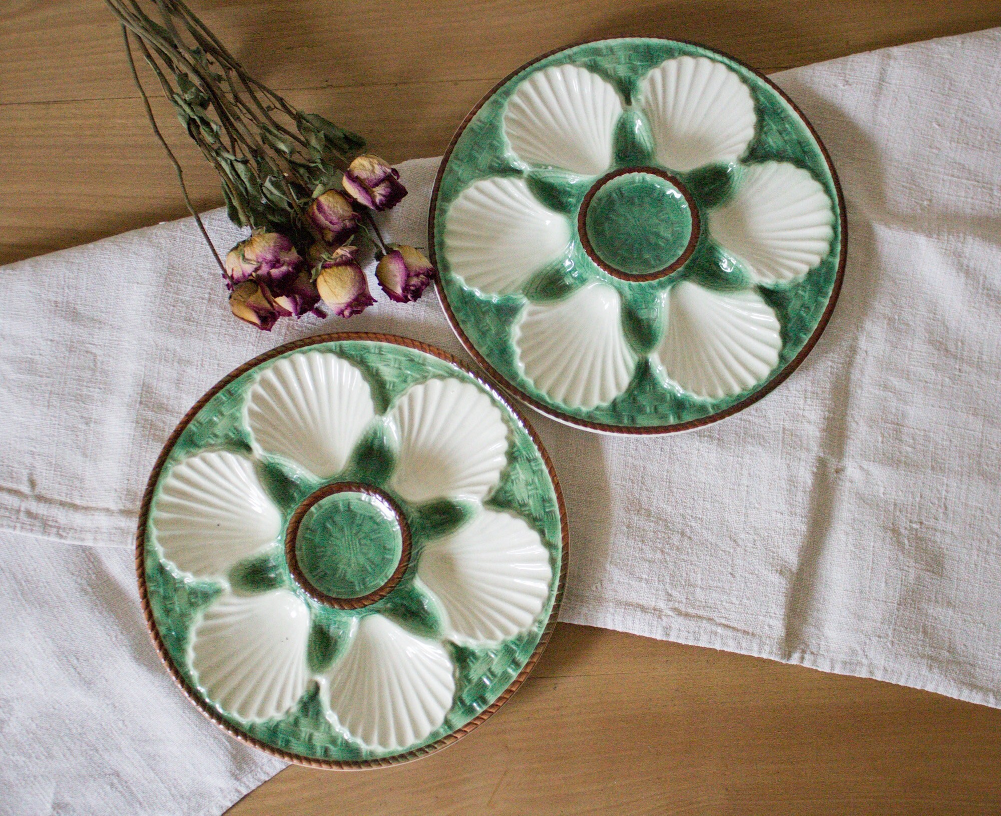 2 Français Assiette d'huîtres Antiques Longchamp France/En Coquille de Majolique Verte et Blanche Pl