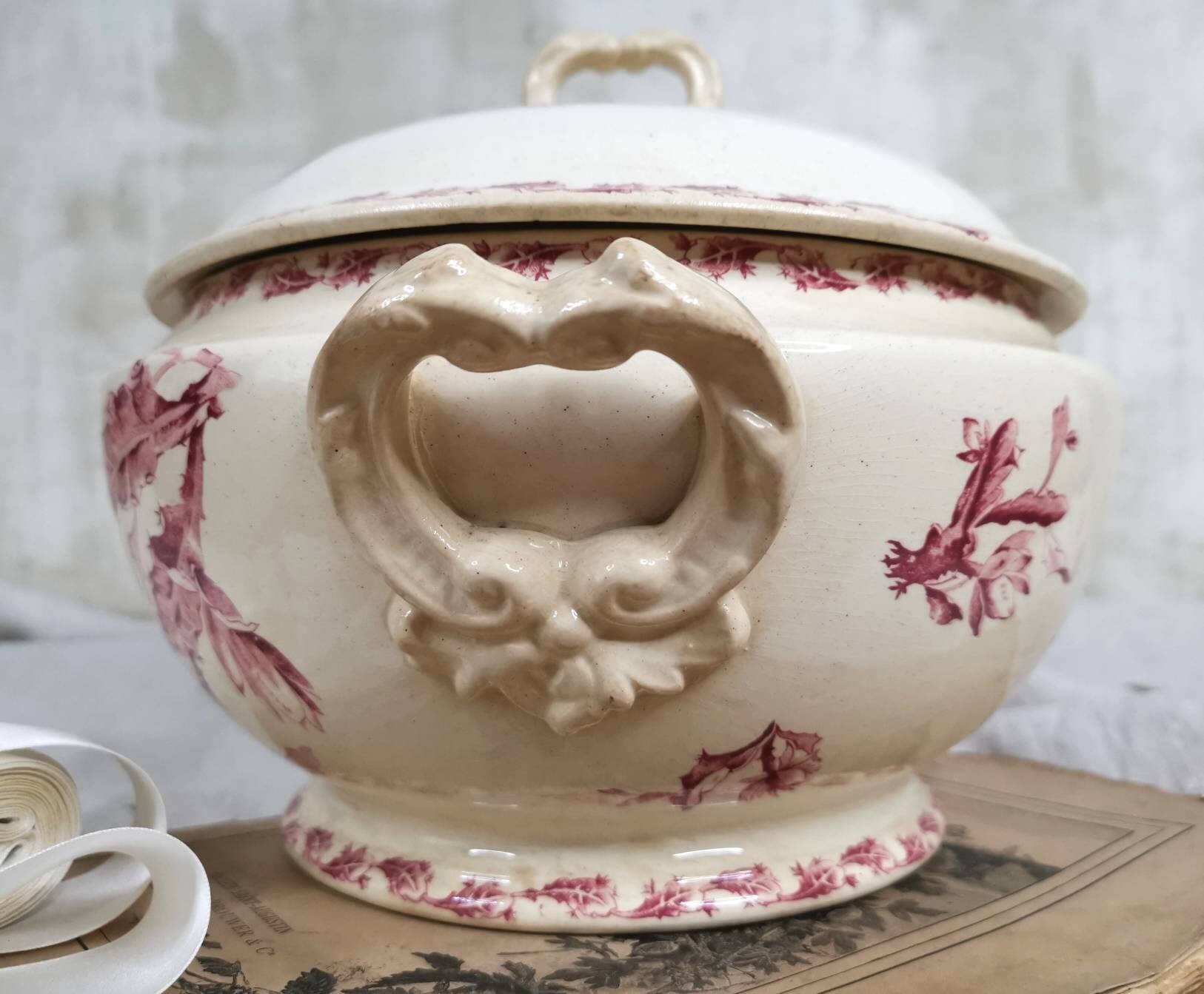 Antique Français Ironstone Soup Tureen Blanc et Rouge Motif Gien Cactus/Grandes Fleurs Roses Décor d