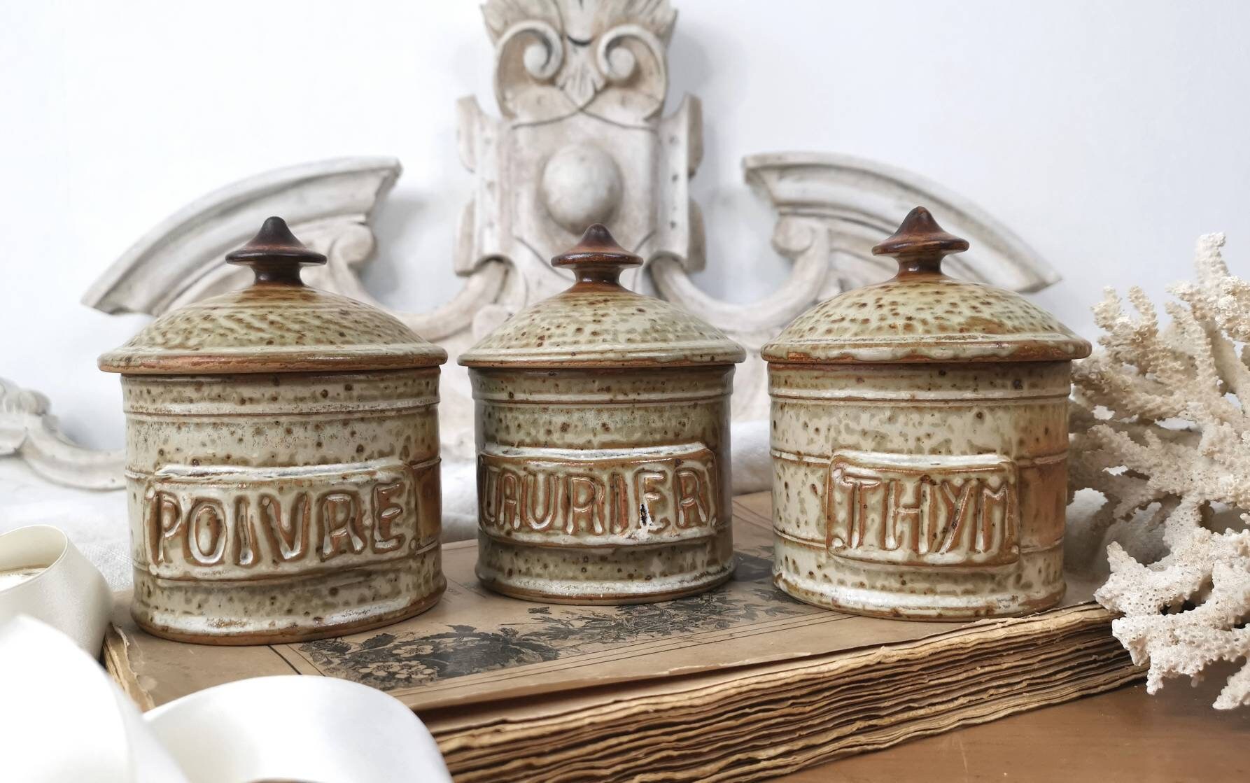 Ensemble de 3 Bidons Rangement Vintage Français Cuisine/Pots d'épices en Grès Glacés Gris Beige, Poi
