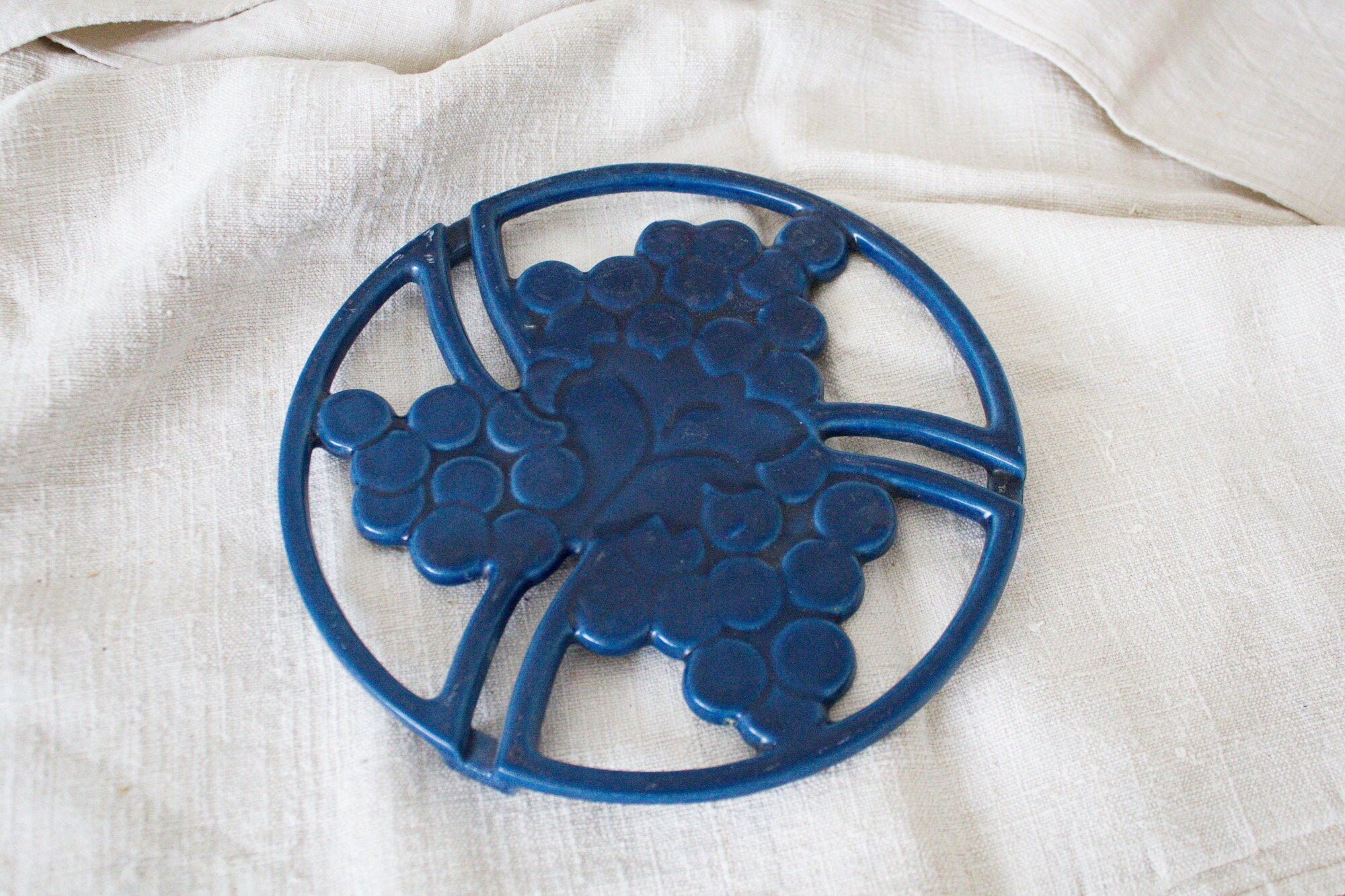 Français Trivet Rond, Fonte Écrue Bleue Vintage, Décor de Grappe Raisins