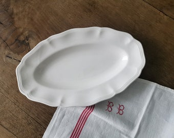 Petite assiette de service vintage en pierre de fer blanche, bordure festonnée en relief, ravier