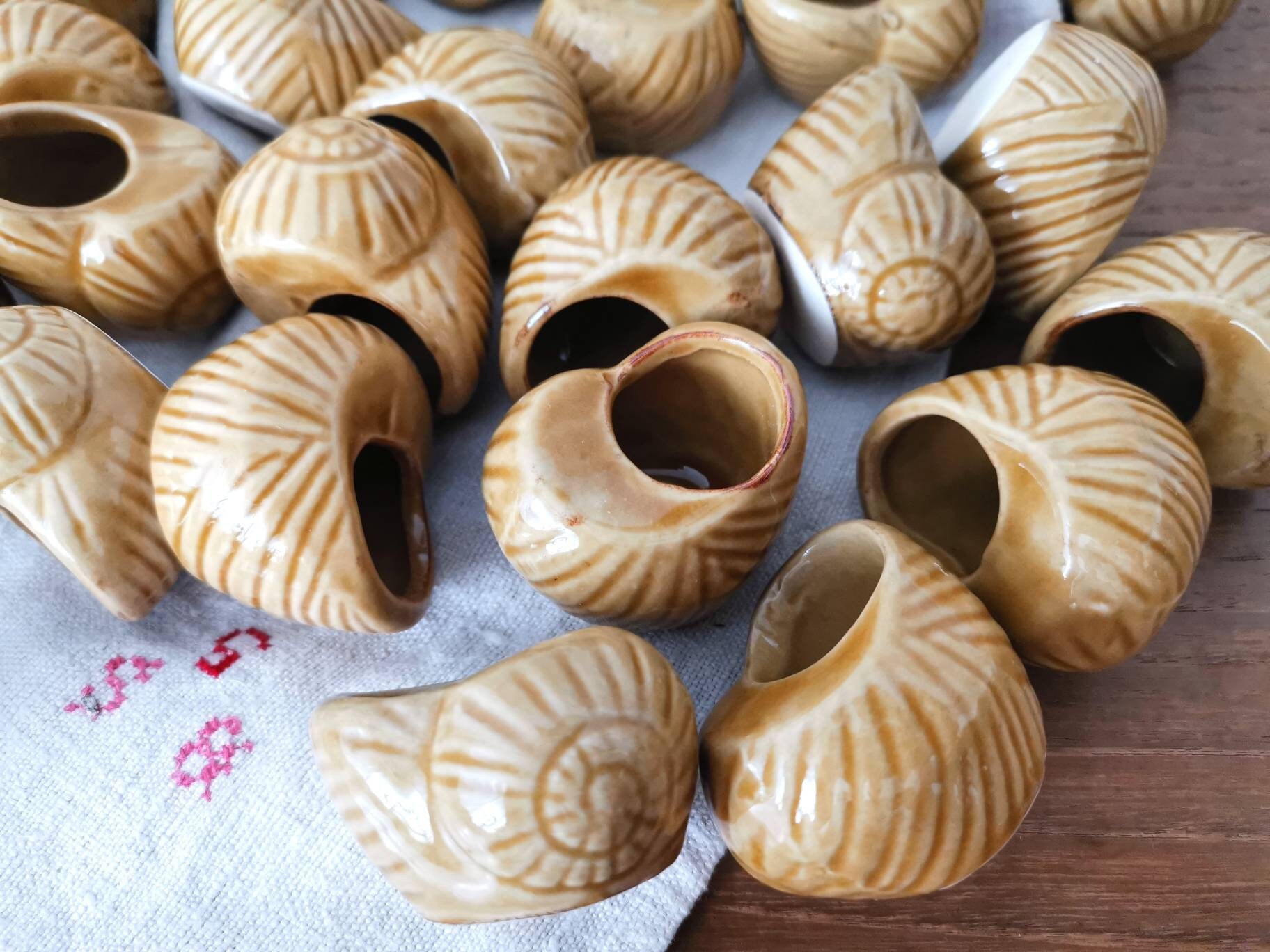 Ensemble de 12 tasses d’escargot Français vintage / Casseroles Escargot / Ovenproof / Moutarde Beige Stoneware