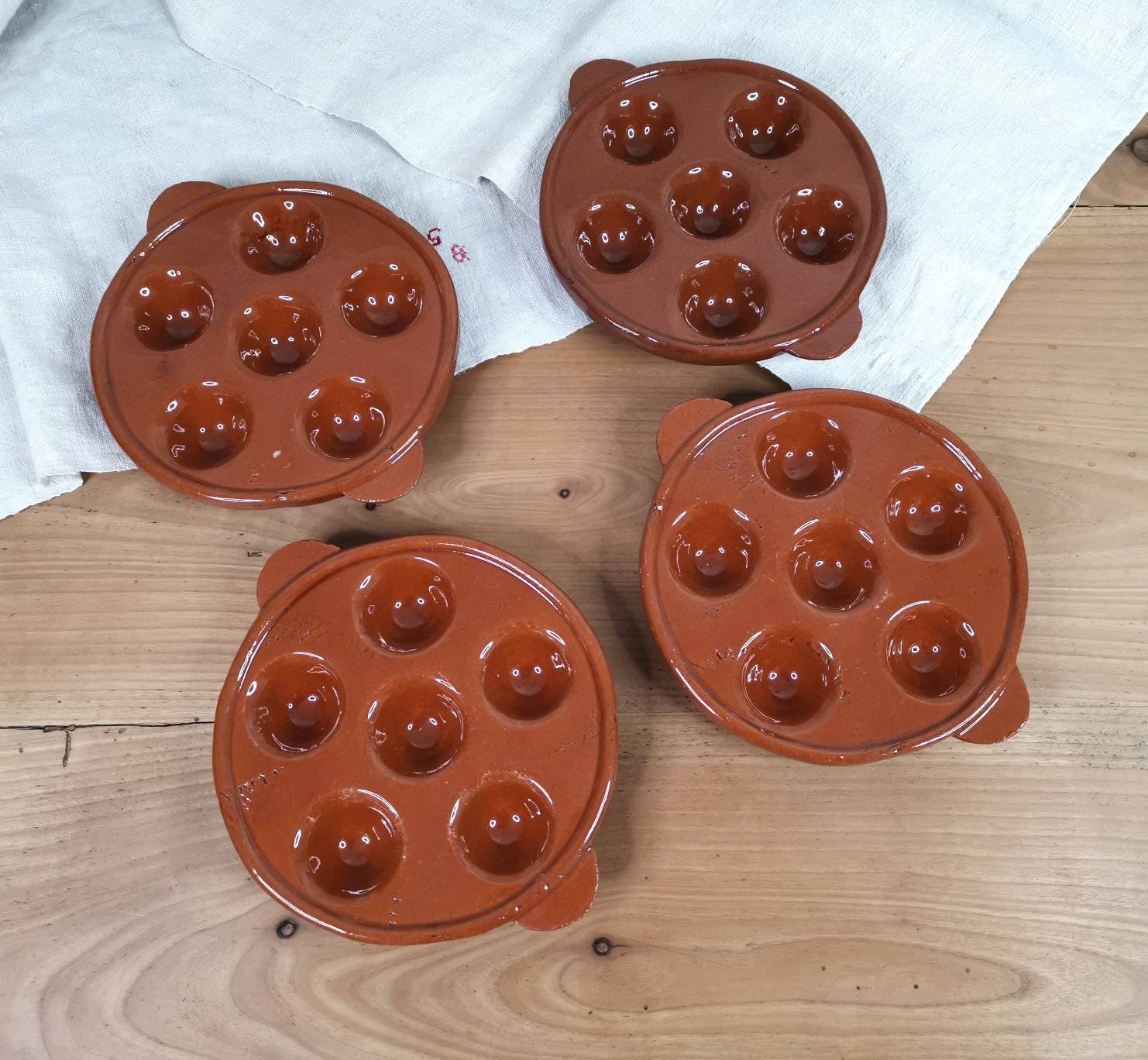 Grande assiette 12 escargots en fonte émaillée Le Creuset blanche et orange - Arts de la table