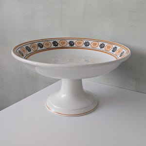 フランスアンティークの脚付き台座プレート（ST AMAND刻印入り）、トランスファーウェアのコンパートディッシュ、フルーツスタンドボウル