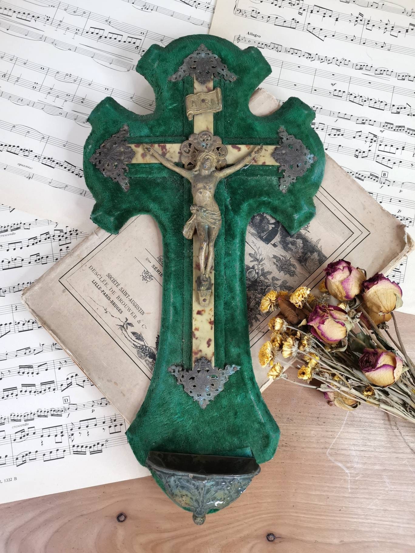 Français Crucifix Antique avec Police d'eau Bénite, Nacre, Vervet Vert Émeraude, Grande Sainte Croix