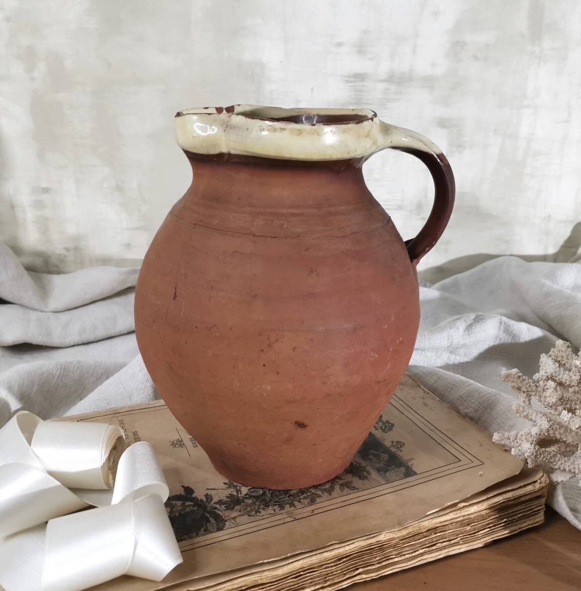 Pichet en Terre Cuite Antique, Cruche Ocre Mat avec Bec Émaillé Beige, Pot Argile Vintage Français