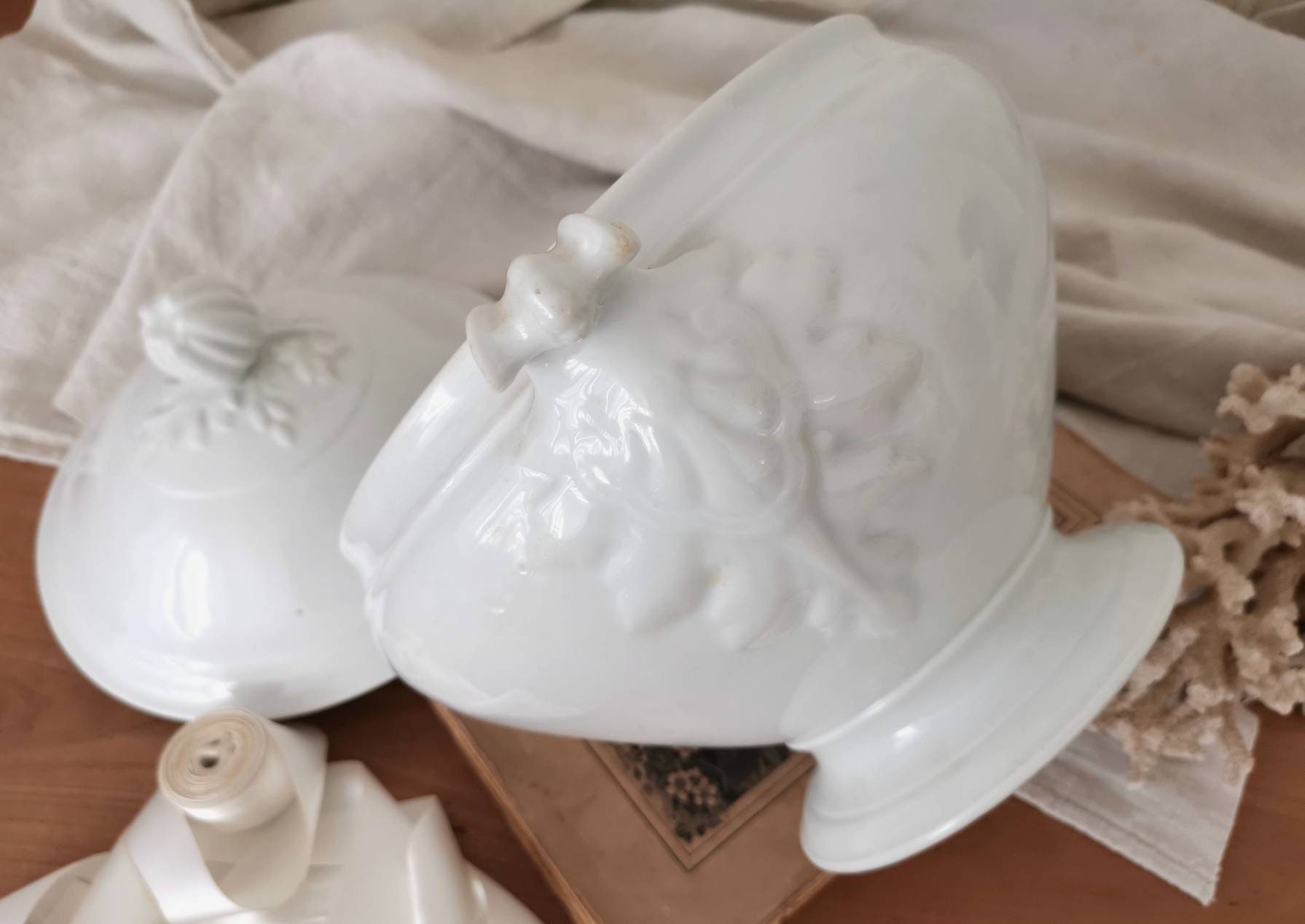 1800 Grande Français Antique Soupe en Pierre de Fer Blanche Tureen, Décor Gaufré, Poignées Feuilles