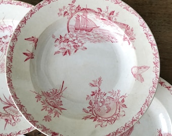 Puede incluir: Un juego de tres cuencos de sopa de porcelana blanca vintage con un diseño floral rosa y un velero. Los cuencos tienen un borde festoneado y un borde elevado.