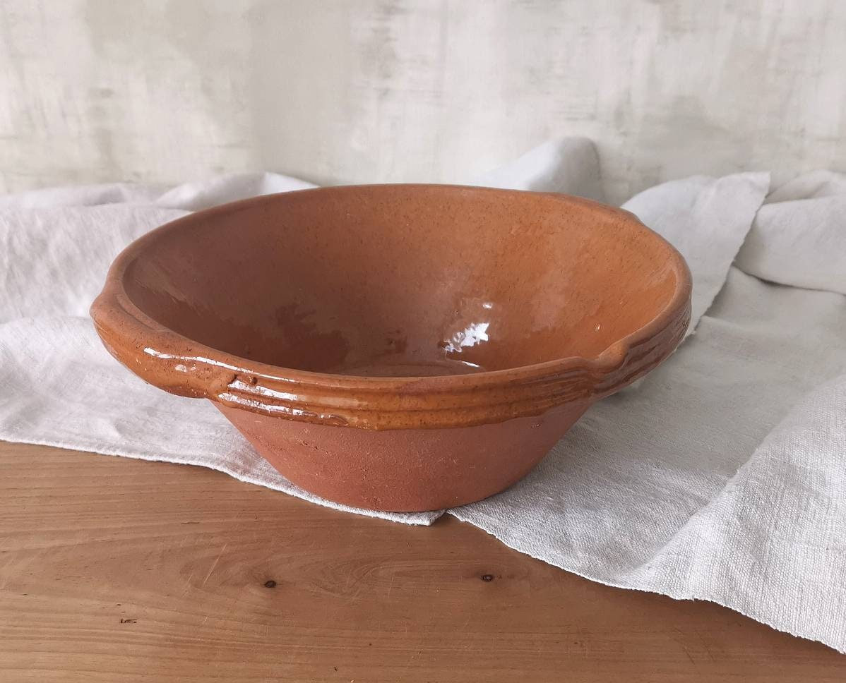 Grand Bol de Mélange en Grès Français Antique, à Confit Glacé Ocre Brun avec Bec et Poignées Latéral