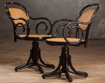 Set di 2 sedie da ufficio vintage THONET girevoli in legno curvato e canna di rattan di RADOMSKO, prodotte in Polonia anni '50, sedia da scrivania intrecciata a mano in legno curvato