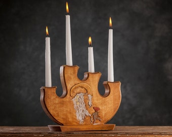 Portacandele svedese in legno marrone progettato da Leslie Lum, candeliere d'arte popolare vintage, arredamento natalizio scandinavo rustico intagliato, unicorno